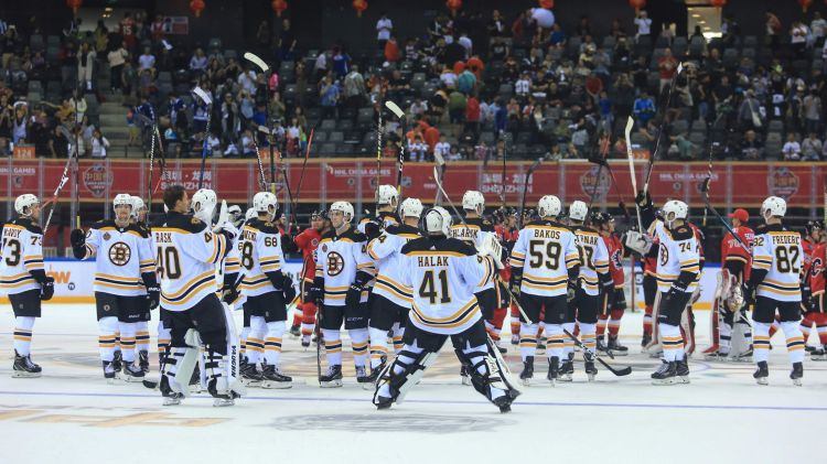 NHL Ķīnas spēles sākas ar Bostonas uzvaru bullīšos pār "Flames"