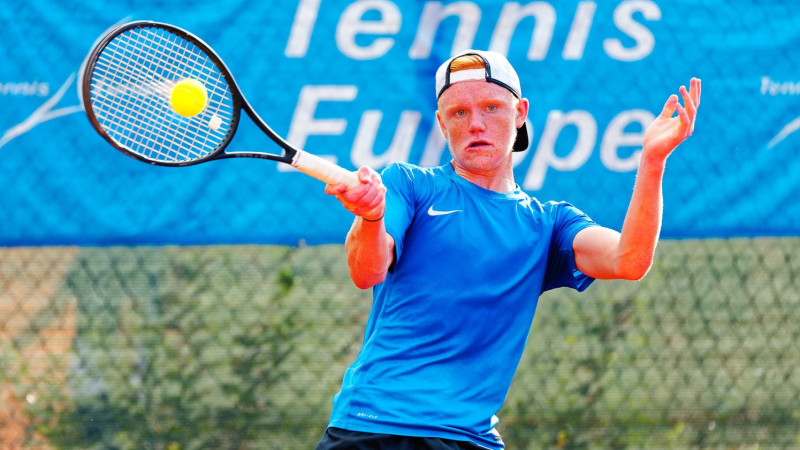 Tenisists Linkuns-Morozovs izcīna otro vietu "Junior Masters" turnīrā