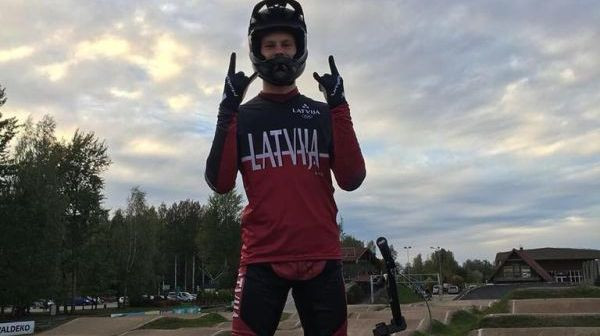 BMX riteņbraucējs Glāzers jau pirmajā dienā uzvar jaunatnes olimpiādē