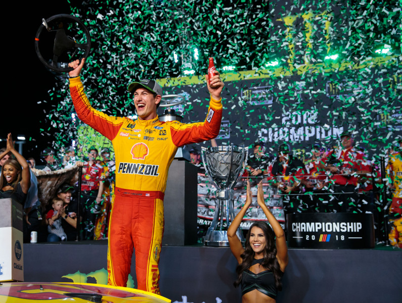 Logano pārspēj trīs čempionus un triumfē NASCAR Kausa izcīņā