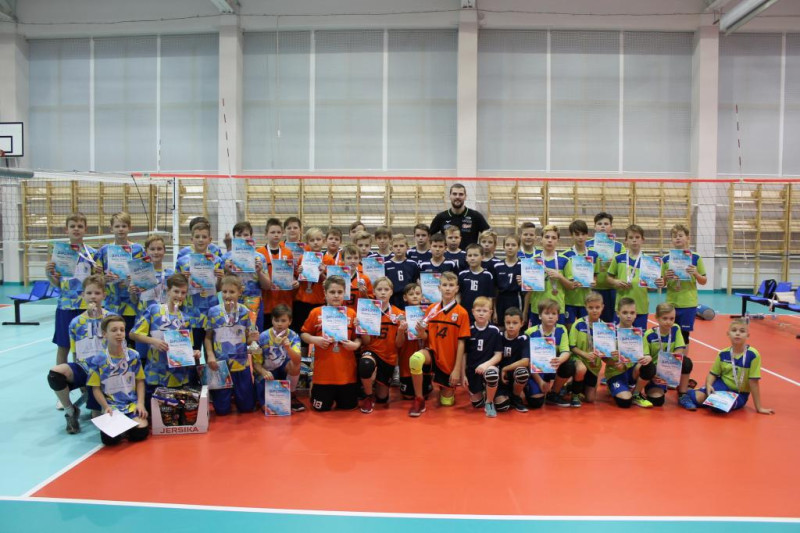 Rīgā uzvar RVS jaunie volejbolisti