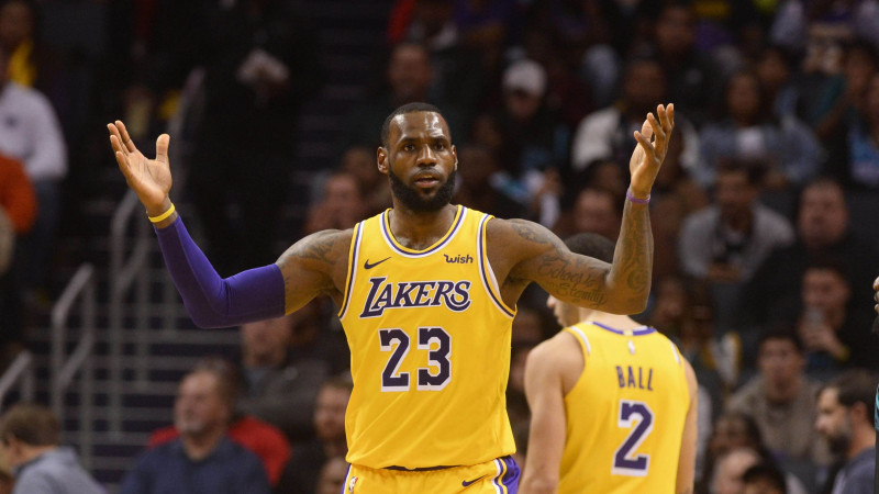Džeimss un Bols vienā dienā tiek pie "triple-double" "Lakers" sastāvā