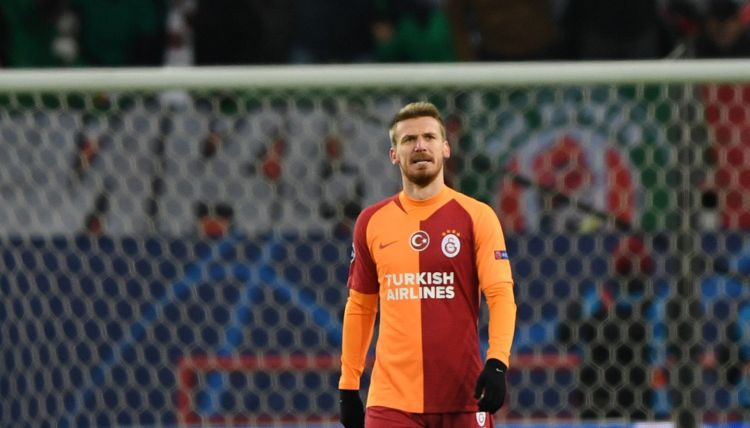 "Galatasaray" vēlas pārdot aizsargu, kurš slimības dēļ nespēlē, bet tiek pieķerts kūrortā