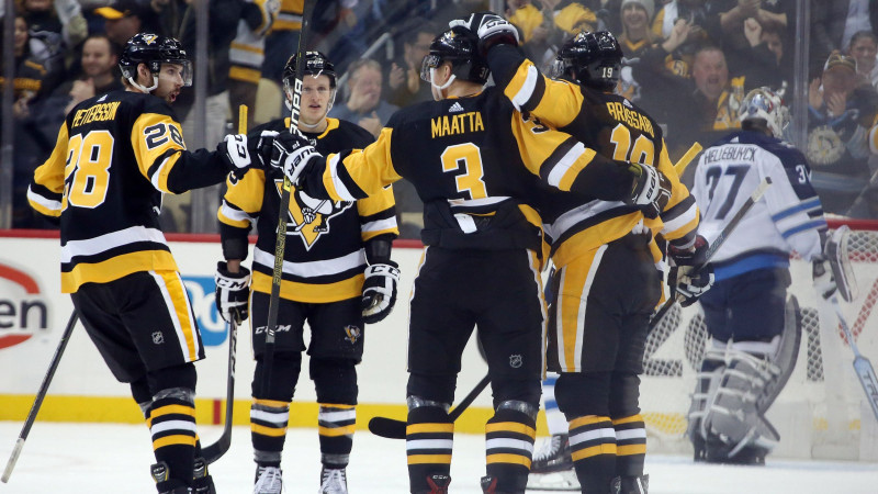 "Penguins" uzvar astotajā NHL spēlē pēc kārtas