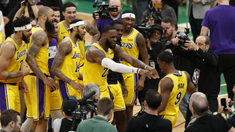 Rondo līdz ar sirēnu izrauj "Lakers" uzvaru pār "Celtics"
