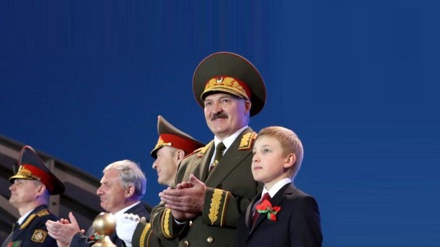 Lukašenko piedraud Minskas "dinamiešiem" ar 500 dolāru algu