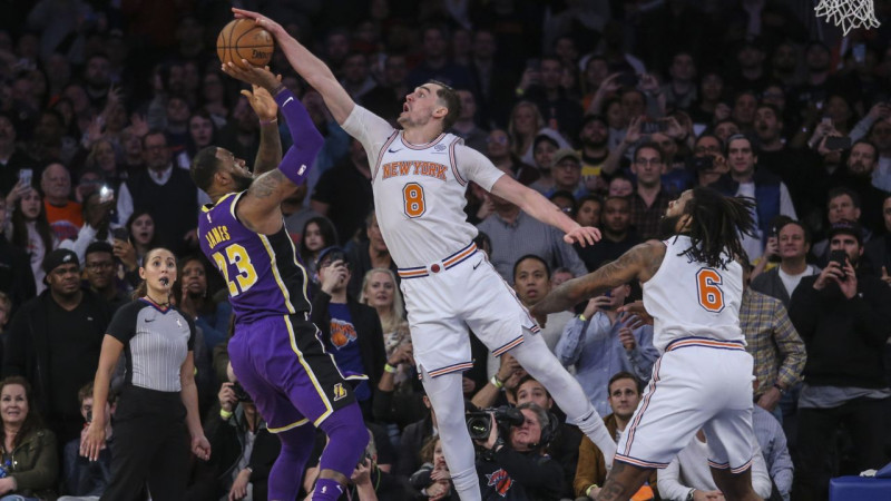 "Lakers" piedzīvo kaunu Ņujorkā, Adetokunbo 52 punkti neglābj "Bucks"