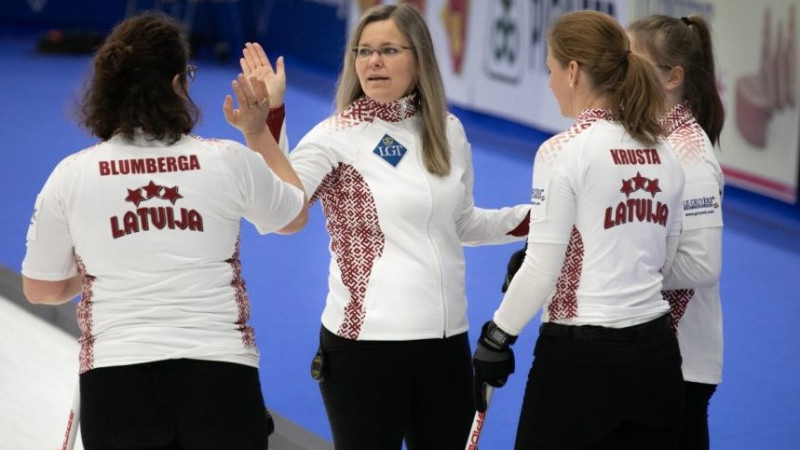 Latvijas kērlingistes mačā pret Dāniju gūst pirmo uzvaru pasaules čempionātā