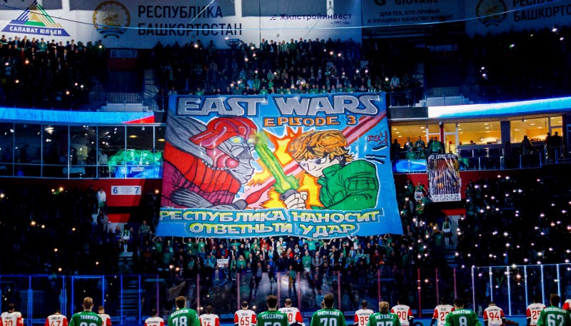 "Salavat Yulaev" hokejistus iedvesmo iespaidīgs plakāts