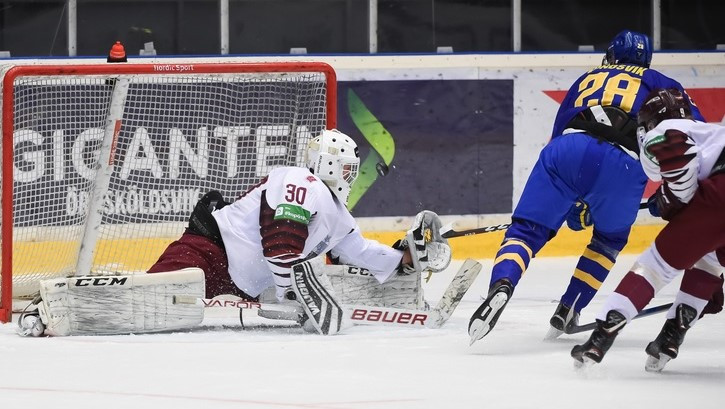 Latvijas U18 izlase iemet pirmā, bet tomēr piekāpjas Zviedrijai