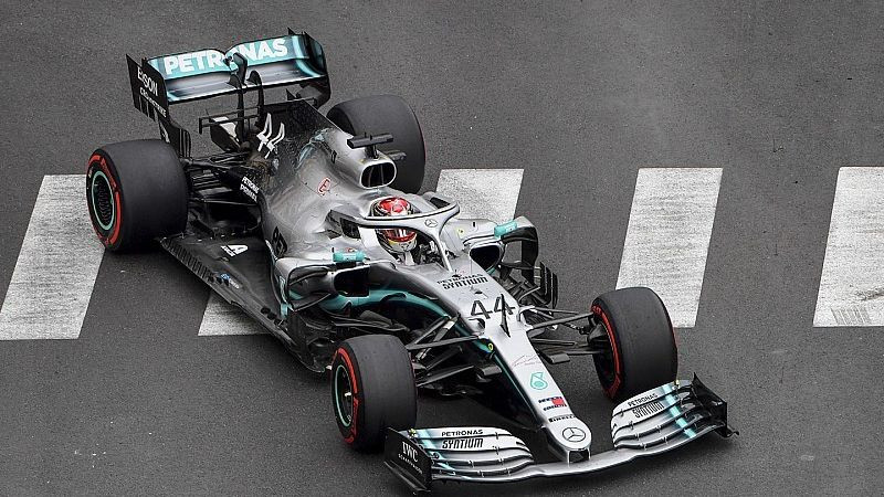 Hamiltonam niecīgs pārsvars Monako GP pirmajā treniņā