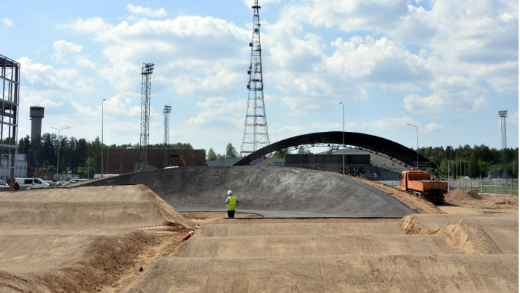 Jaunajā BMX trasē Valmierā pabeigti virāžu asfaltēšanas darbi