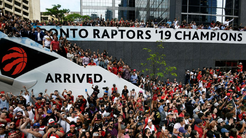 "Raptors" čempionu parādes laikā Toronto pūlī atskan šāvieni, četri ievainoti