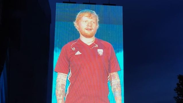 Šīrans koncertā uzvelk Latvijas futbola izlases kreklu
