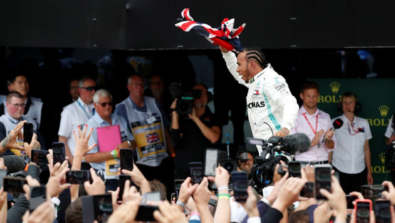 Hamiltons triumfē un kļūst par uzvarām bagātāko pilotu Silverstonā