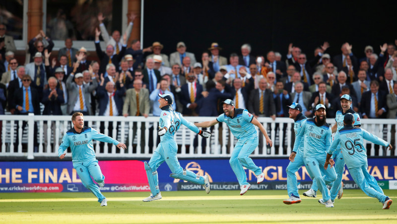 Dramatiskā finālā Anglijas izlase triumfē kriketa Pasaules kausā