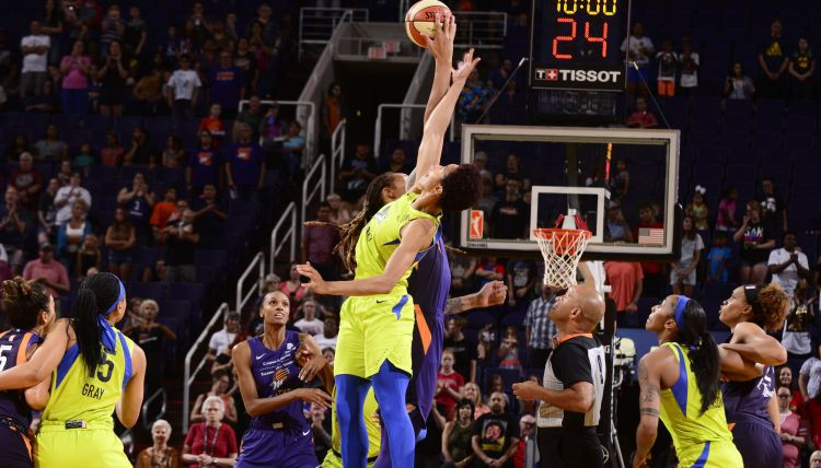 Gandrīz izceļas kautiņš WNBA spēlē, Grainere un vēl piecas spēlētājas tiek izraidītas