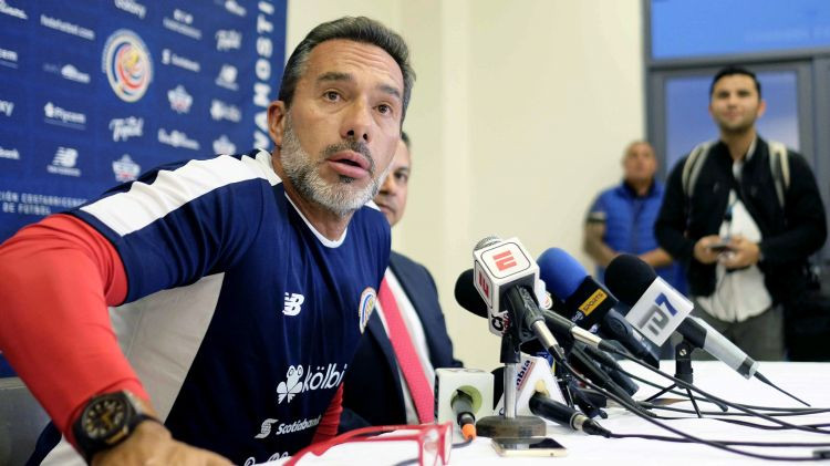 Kostarikas treneris atkāpjas garlaicības dēļ, Maradona varētu trenēt Argentīnā