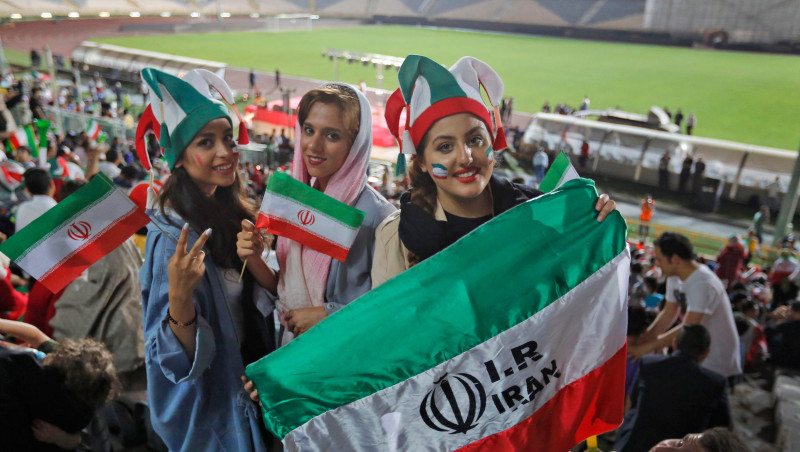 Sievietes Irānā varēs vērot Pasaules kausa atlases maču futbolā klātienē