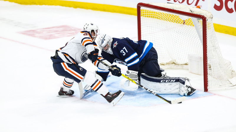 Makdeivida "Oilers" paliek sausā, "Capitals" aizsargs Karlsons kļūst par NHL rezultatīvāko