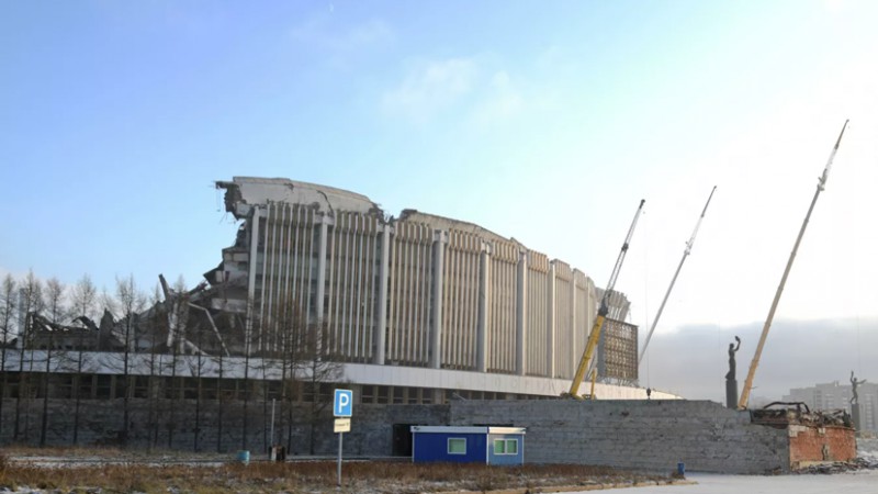 Uzsākot demontāžas darbus, Sanktpēterburgā nekontrolēti sabrūk stadions