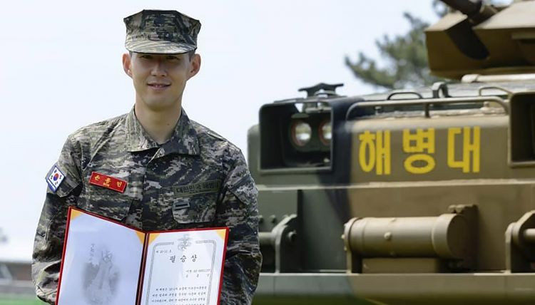 "Tottenham" zvaigzne Sons ar apbalvojumu pabeidz militāro dienestu Dienvidkorejas armijā