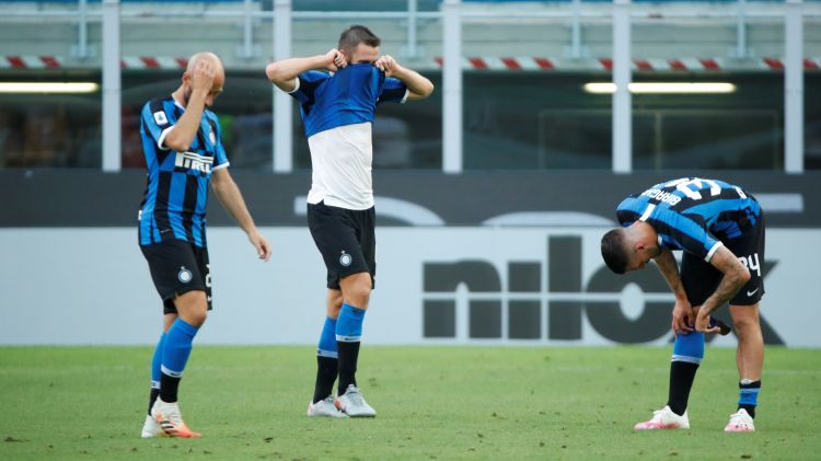 "Inter" no lieliskas pozīcijas pamanās izgāzties, "Napoli" beigās pieveic "Roma"