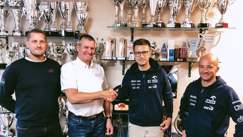 Latviešu rallija komanda ''Sports Racing Technologies'' paraksta līgumu ar talantīgo poļu pilotu