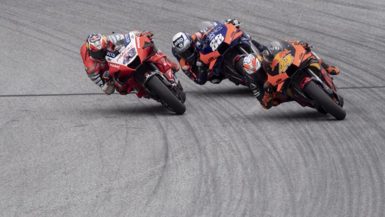 "MotoGP finiša drāmā" Oliveira pēdējā līkumā no 3. vietas pakāpjas uz pirmo