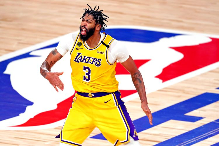 ''Lakers'' saspringtā spēlē izcīna trešo uzvaru un tuvojas titulam