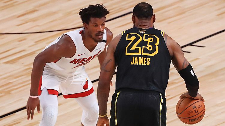 Batlers un sīkstā "Heat" vēl nepieļauj "Lakers" uzvaru finālsērijā