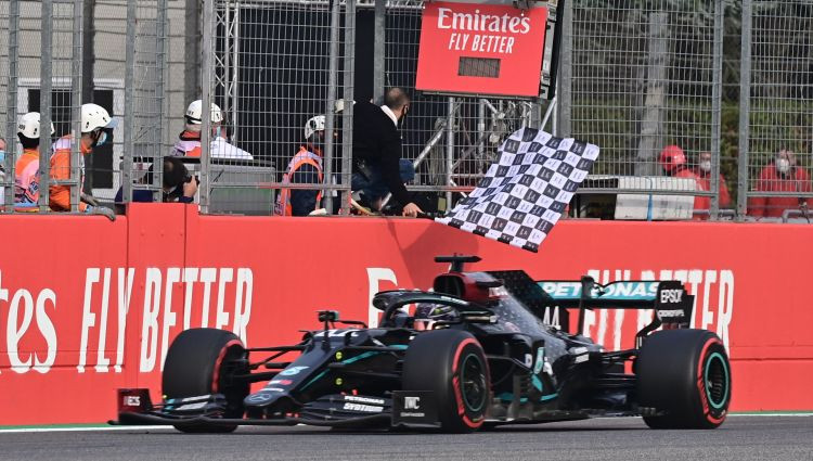 Hamiltons triumfē Imolas trasē, ''Mercedes'' septītais pēc kārtas Konstruktoru kauss