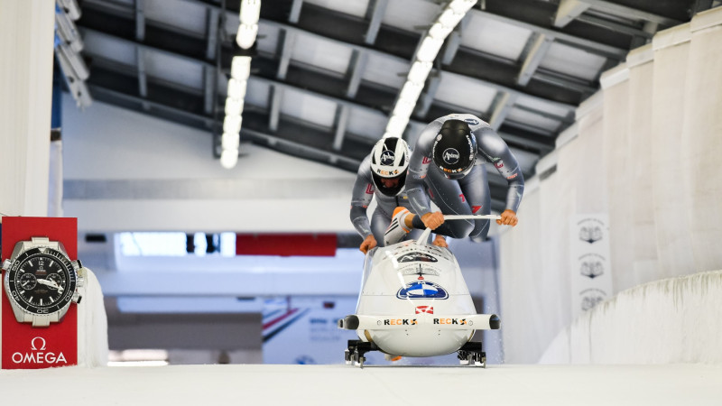Latviešu bobslejistiem Eiropas kausā ātrs starts un vietas aiz labāko trijnieka