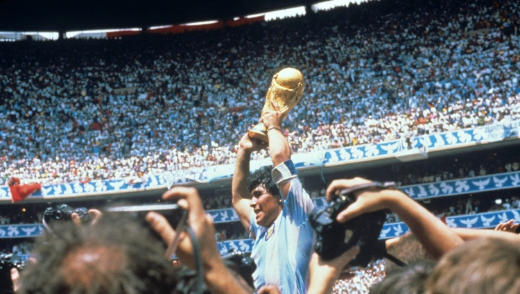 Izsolē cer par vismaz trīs miljoniem pārdot Maradonas "Dieva rokas" vārtu relikviju