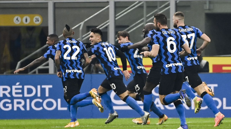 Grandu cīņā ''Inter'' katrā puslaikā iesit vārtus un pārspēj ''Juventus''