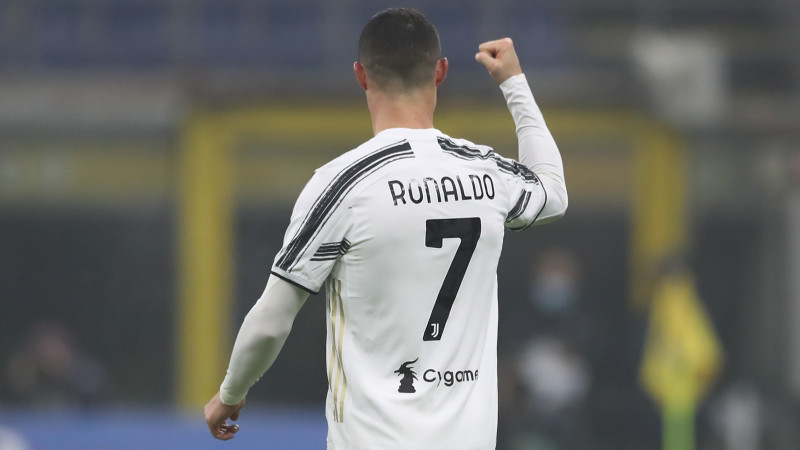 Ronaldu divi vārti, "Juventus" atspēlējas un sper platu soli pretī finālam