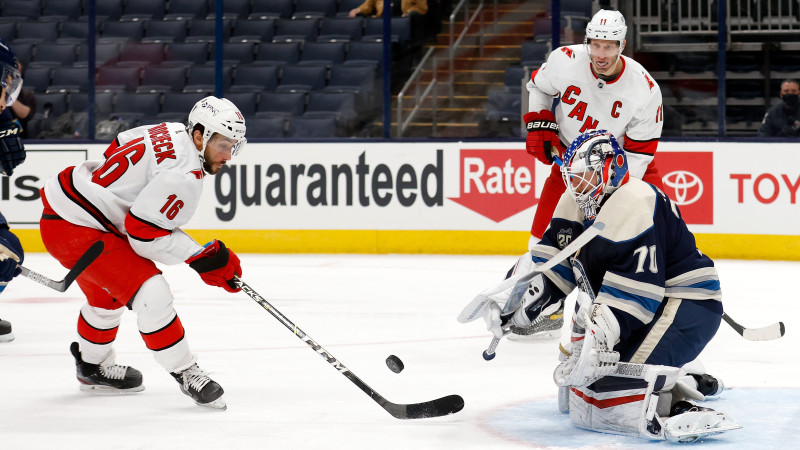 "Blue Jackets" bez Merzļikina un Kivlenieka 11 vārtu mačā piekāpjas "Hurricanes"