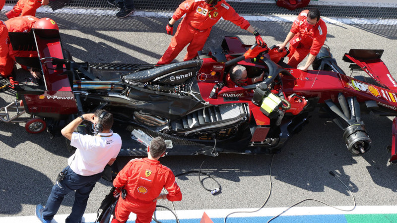 "Mercedes" problēmas ar jauno dzinēju, "Ferrari" paziņo prezentācijas datumu
