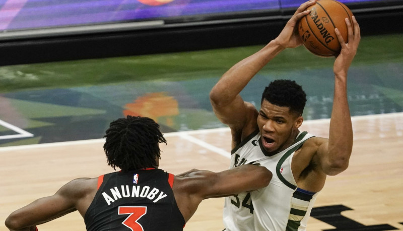 "Bucks" ceturtais zaudējums pēc kārtas, Jokiča 43 punkti neglābj "Nuggets"