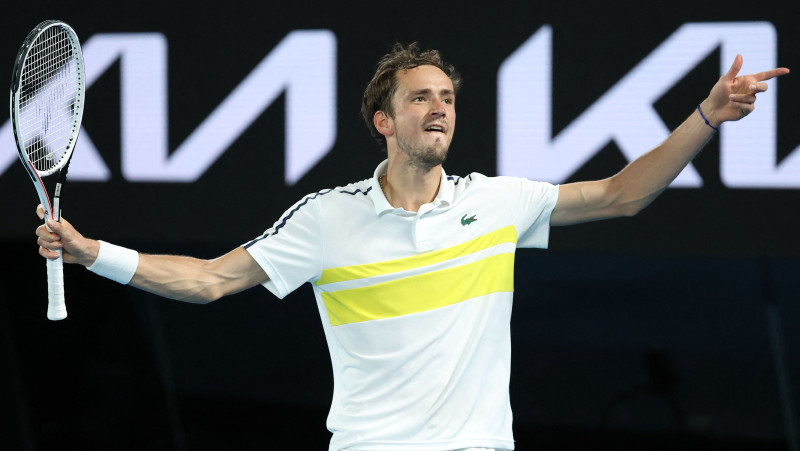Medvedevs uzvar Cicipasu un pievienojas Džokovičam "Australian Open" finālā