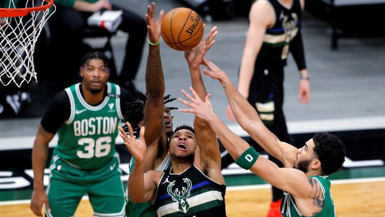 Teitums iemet 34, "Celtics" revanšējas un pārtrauc Kuruca "Bucks" astoņu uzvaru sēriju