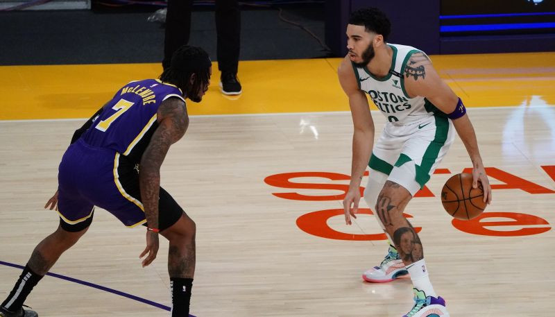 Kurucs "Bucks" uzvarā nespēlē; NBA klasikā "Celtics" uzvar "Lakers"