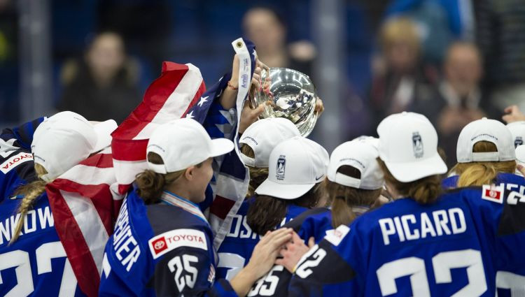 Covid-19 dēļ uz laiku pārceļ sieviešu pasaules čempionātu hokejā