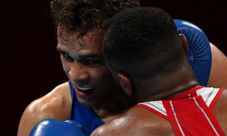Marokas bokseris kā Taisons cenšas iekost pretiniekam ausī Tokijas OS