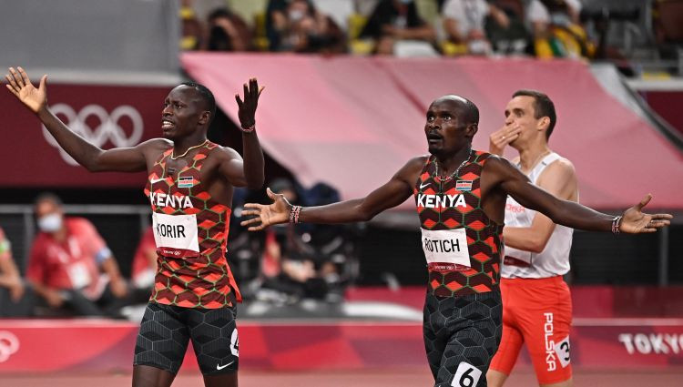 800 metros vīriešiem Kenija svin dubultuzvaru, Polijas skrējējs izcīna bronzu