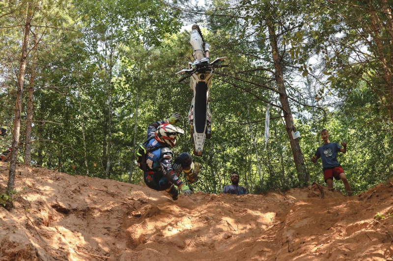 Šajā nedēļas nogalē Tukuma novada Dzirciemā startēs prestižās Hard Enduro sacensības "Rocketbiker"