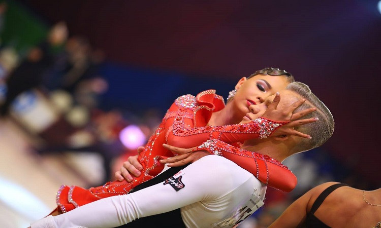 Azerbaidžānu pārstāvošie Latvijas dejotāji ceturtdaļfinālā pasaules reitinga turnīrā Vācijā