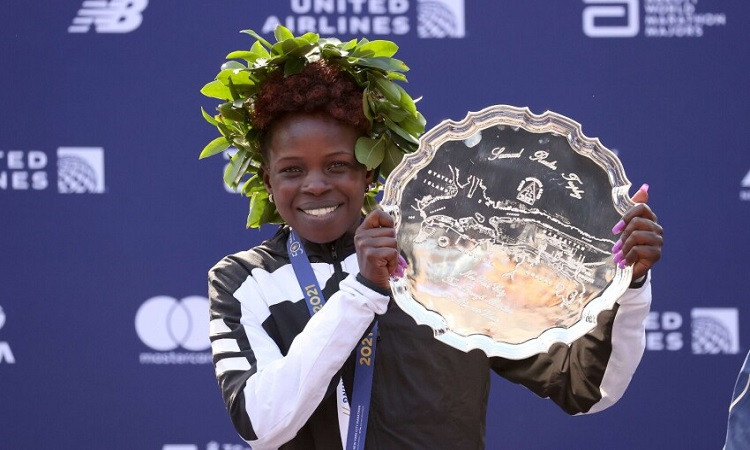 Pirmo reizi sievietēm kāda uzvar Olimpisko spēļu un arī Ņujorkas maratonā