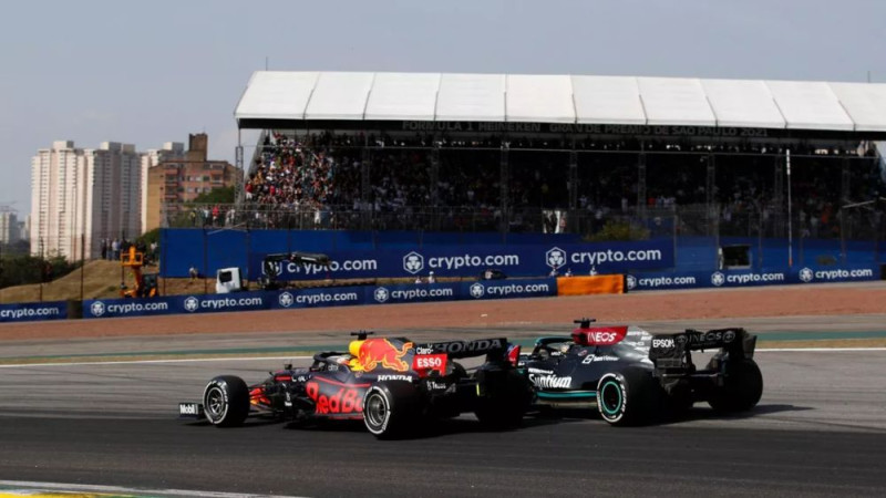 "Mercedes" pieprasa FIA pārskatīt Verstapena un Hamiltona incidentu (+video)