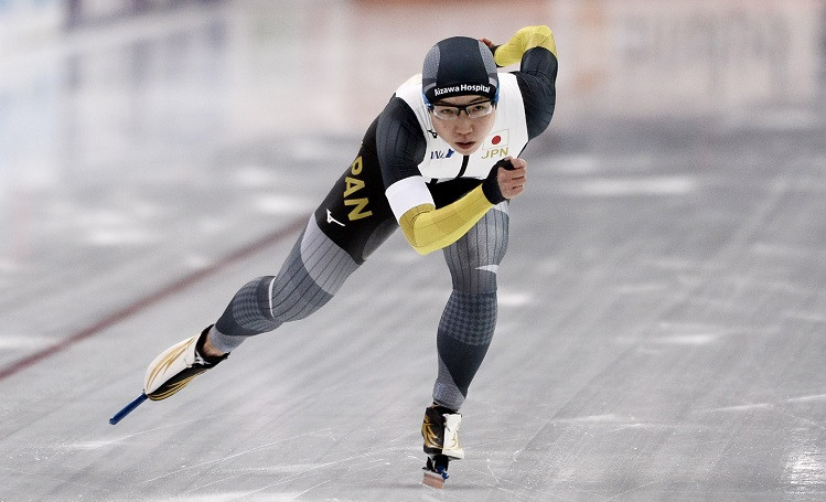 Japānas un Ķīnas ātrslidotāji ātrākie 500 un 1500 metru sacensībās